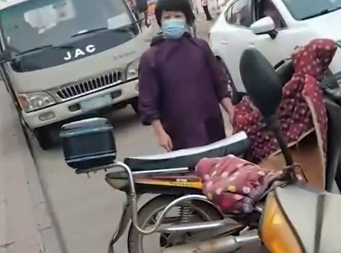大妈弄翻摩托赔千块却拉黑车主，背后真相令人咋舌！