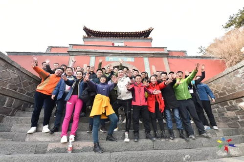 两女子豪掷3万请24位陪爬登顶泰山，背后真相令人咋舌！