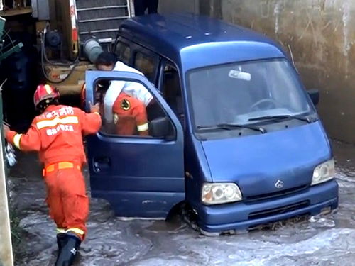 救援人员救助牲畜