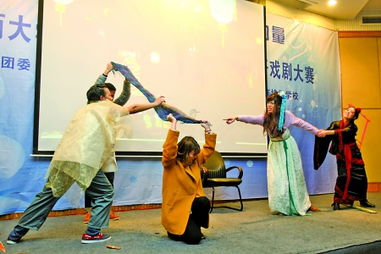 牛郎织女扮演者在街头的合影