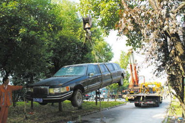 加长林肯成‘僵尸车’被弃路边五年，背后故事引人深思