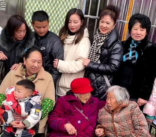 108岁老人高铁站接78岁女儿，网友：太暖心！