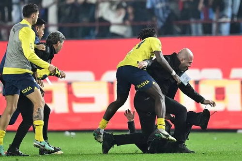 费内巴切球员拼抢