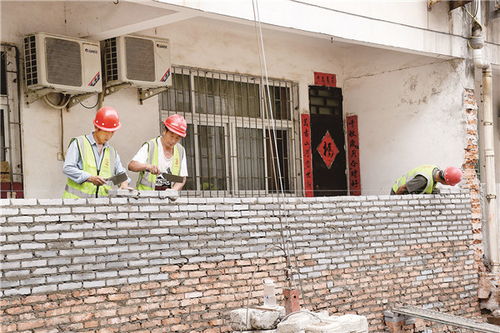 工人正在改造老旧住房