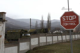 军事基地大门紧闭