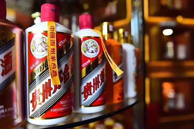 人们围坐一起品尝茅台1935