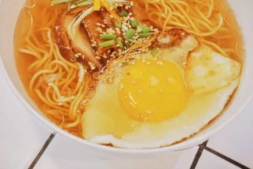 各种口味的泡面摆在一起