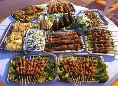 锦州烧烤摊热闹非凡，食客众多