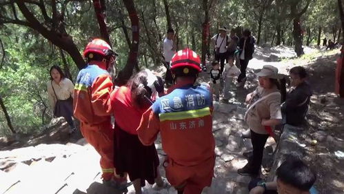 陪爬团队成员搀扶游客登山