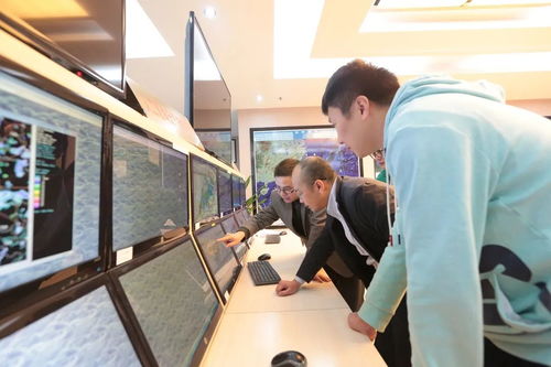 气象局工作人员在研究资料