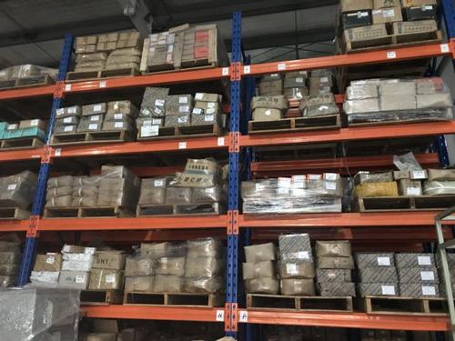 工作人员整理零食