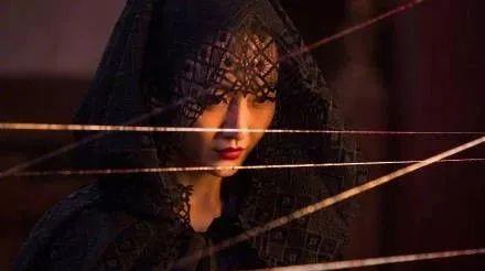 《举起手来》第三部中神秘角色的造型