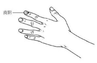 一双握紧拳头的手臂