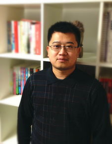 马伯庸专注写作的模样