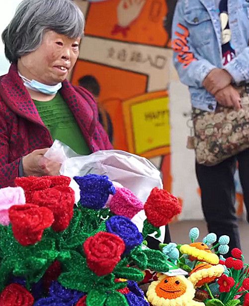 老奶奶卖手工艺品