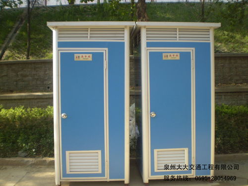 移动厕所外排起长队的人群