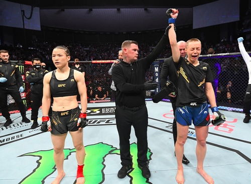 张伟丽卫冕金腰带时刻