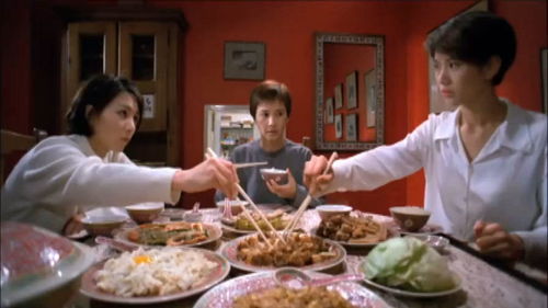 媒体评母亲当孩子面捏碎自助餐鸡蛋：背后真相引人深思