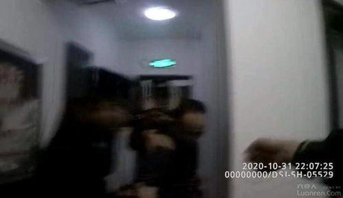 民警准备敲门的画面