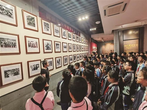 人们参观抗战纪念馆