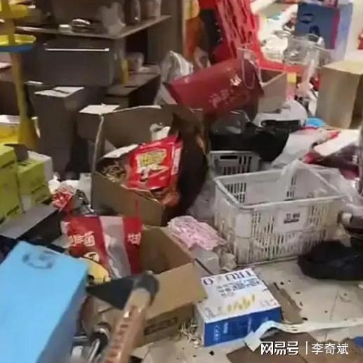 被洗劫后的自助超市
