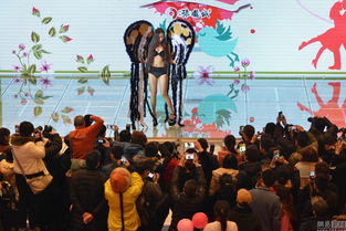 人们围观拍摄的场景