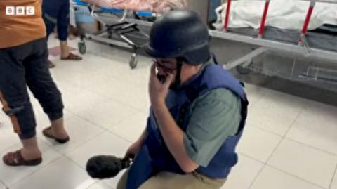 记者们在加沙街头进行报道的场景