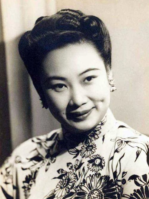 吕霞晚年仍坚持写作的样子