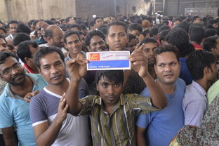 民众讨论的热闹场景