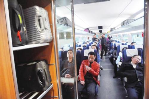 高铁上满是碎掉的返校大学生？背后真相令人深思