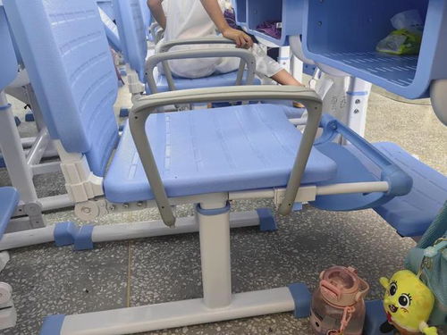 可躺式的课桌椅