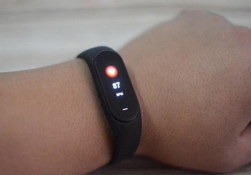 学生戴手环做早操