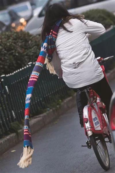 马路中央惊现影后级碰瓷，索赔高达40万！