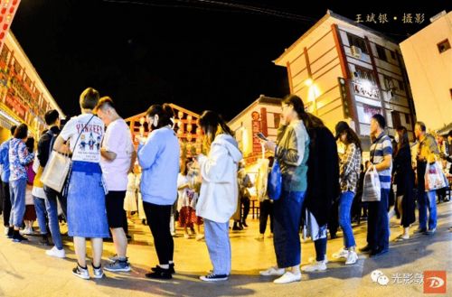 敦煌夜市惊现‘神秘石窟’？实则是超酷炫的智慧卫生间