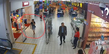 超市员工盗窃监控画面