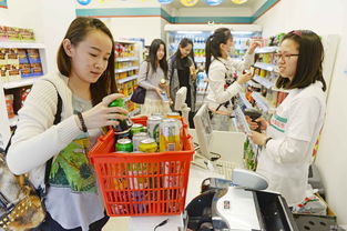 顾客在京东折扣超市挑选商品