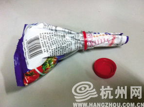 惊心动魄！车上掉落2万瓶水，一群大侠挺身而出