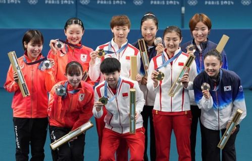 孙颖莎微笑着给对手送礼物