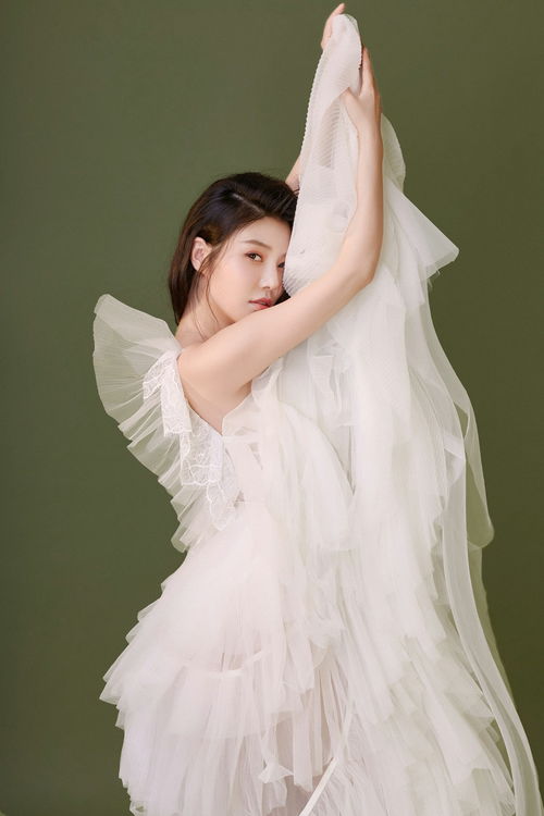 徐冬冬身着婚纱美丽动人