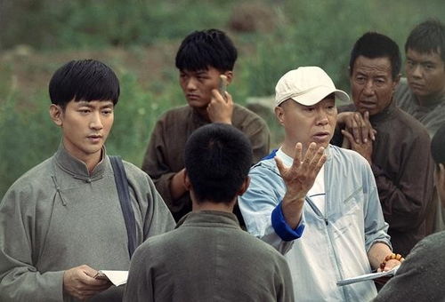 这是《生万物》的剧照,迟蓬在其中饰演大脚娘