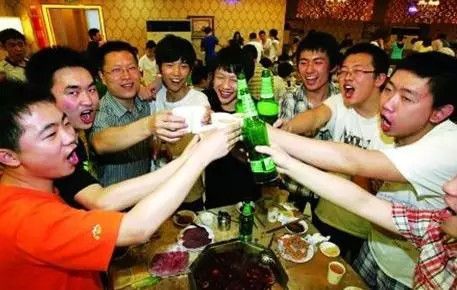 刘强东坐在夜市小摊前喝酒