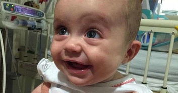 女婴露出笑容的可爱模样