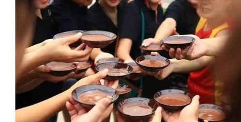 刘强东举起塑料碗喝酒特写