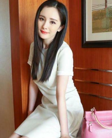 杨幂身穿白色连衣裙优雅站立