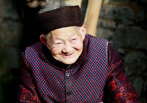 暖心！上海阿姨偶遇受伤男孩果断相助