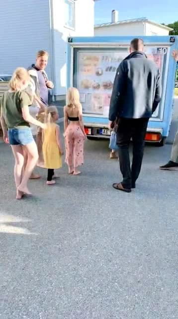 众人围观受伤幼童