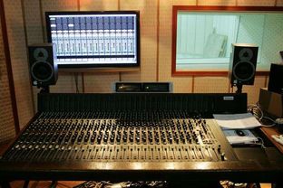 配音演员在录音棚