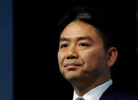 刘强东夜市豪情：与乡亲举杯共饮