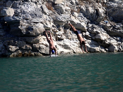 跳水者跳入水中瞬间的画面