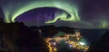 挪威极光下的小镇